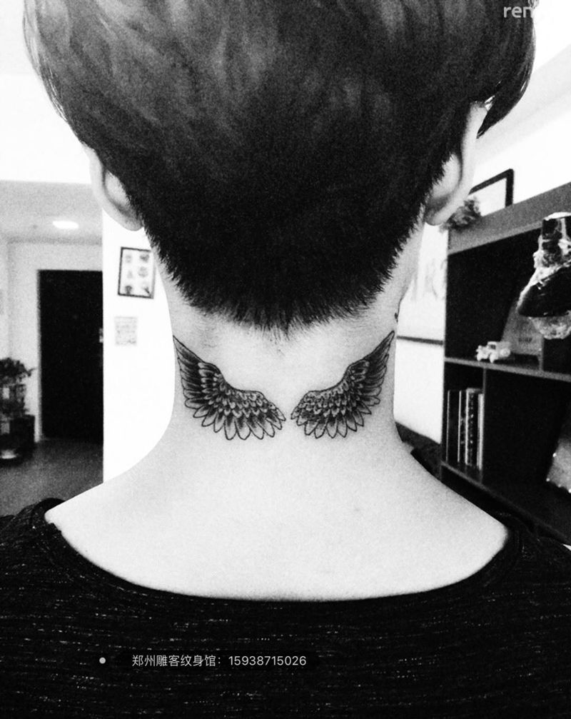 翅膀纹身图片_成品颈部动物郑州纹身图案