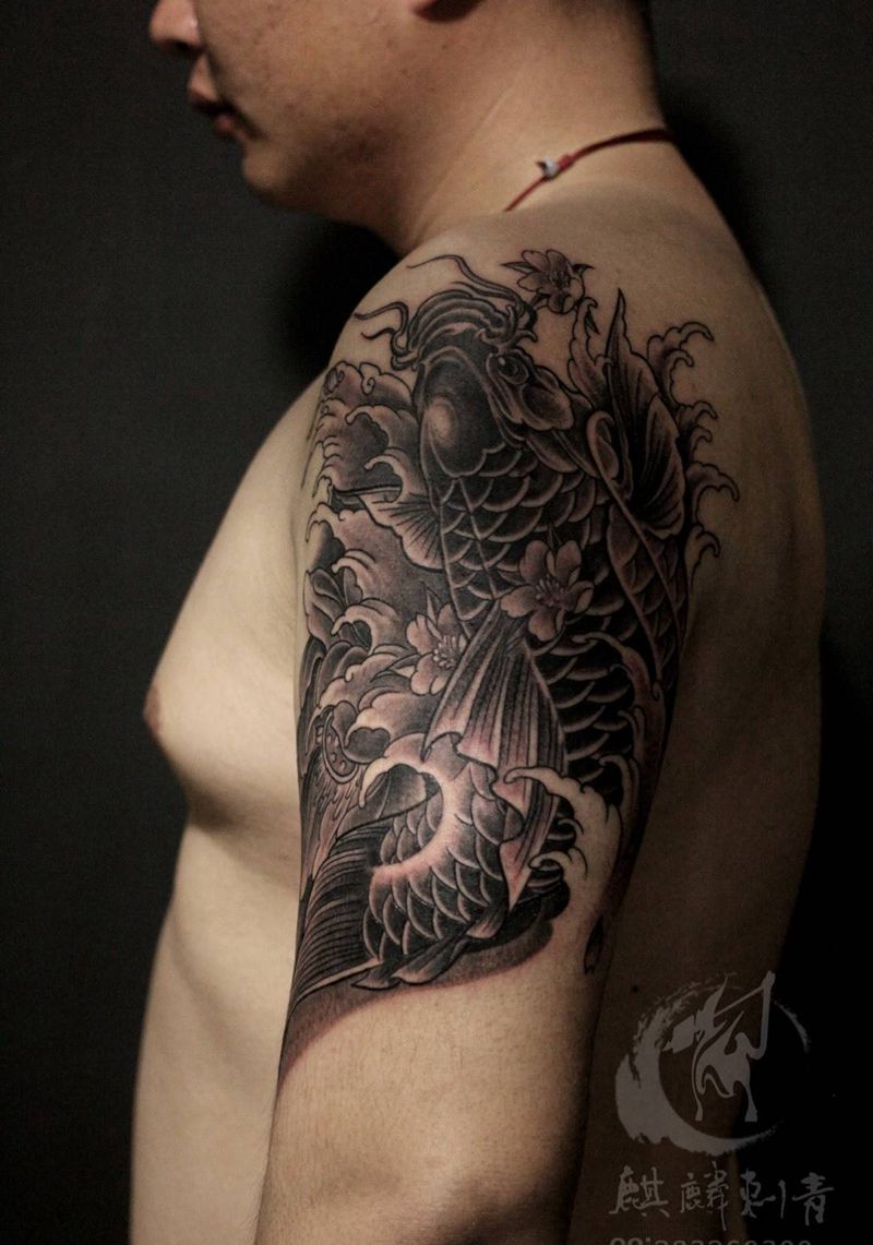 黑灰鱼纹身图片_成品黑灰动物手臂传统鱼纹身图案