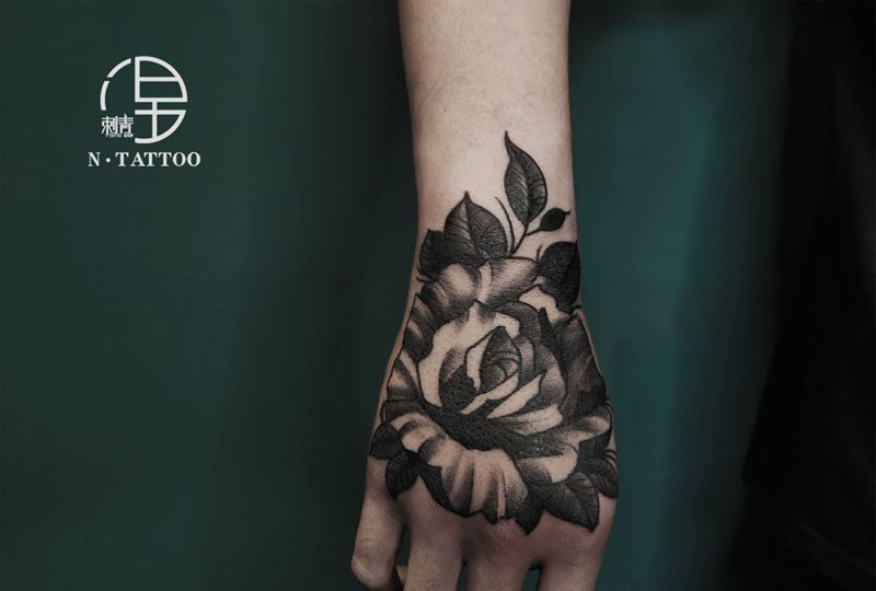 手背玫瑰纹身图片_手部欧美写实纹身图案