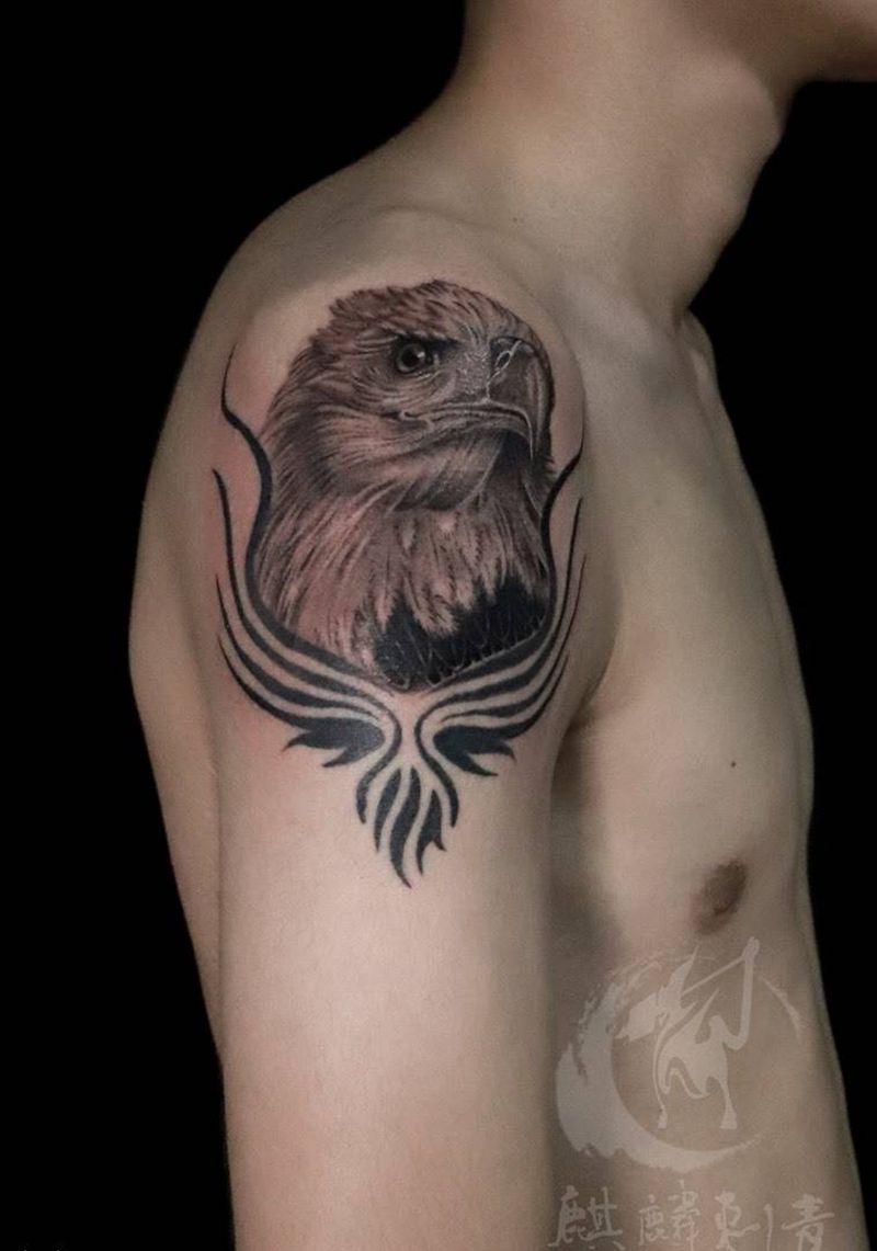 鹰首纹身图片_肩部欧美写实纹身图案