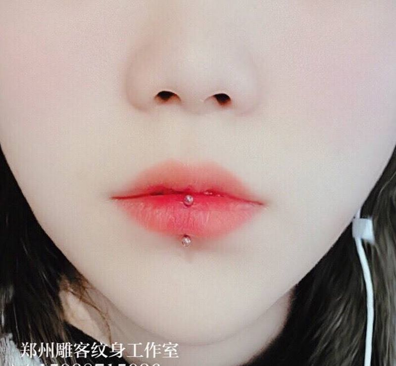 唇钉纹身图片_人体穿孔纹身图案