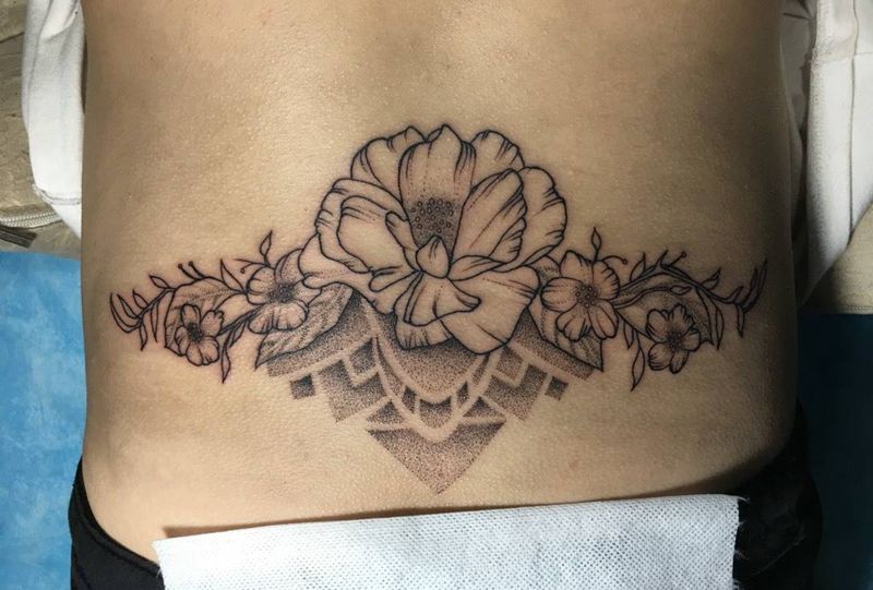 点刺腰花纹身图片