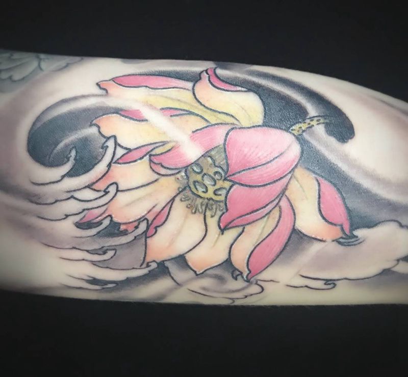 彩色荷花纹身图片