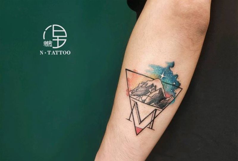 水彩三角山石纹身图片_手臂水彩纹身图案