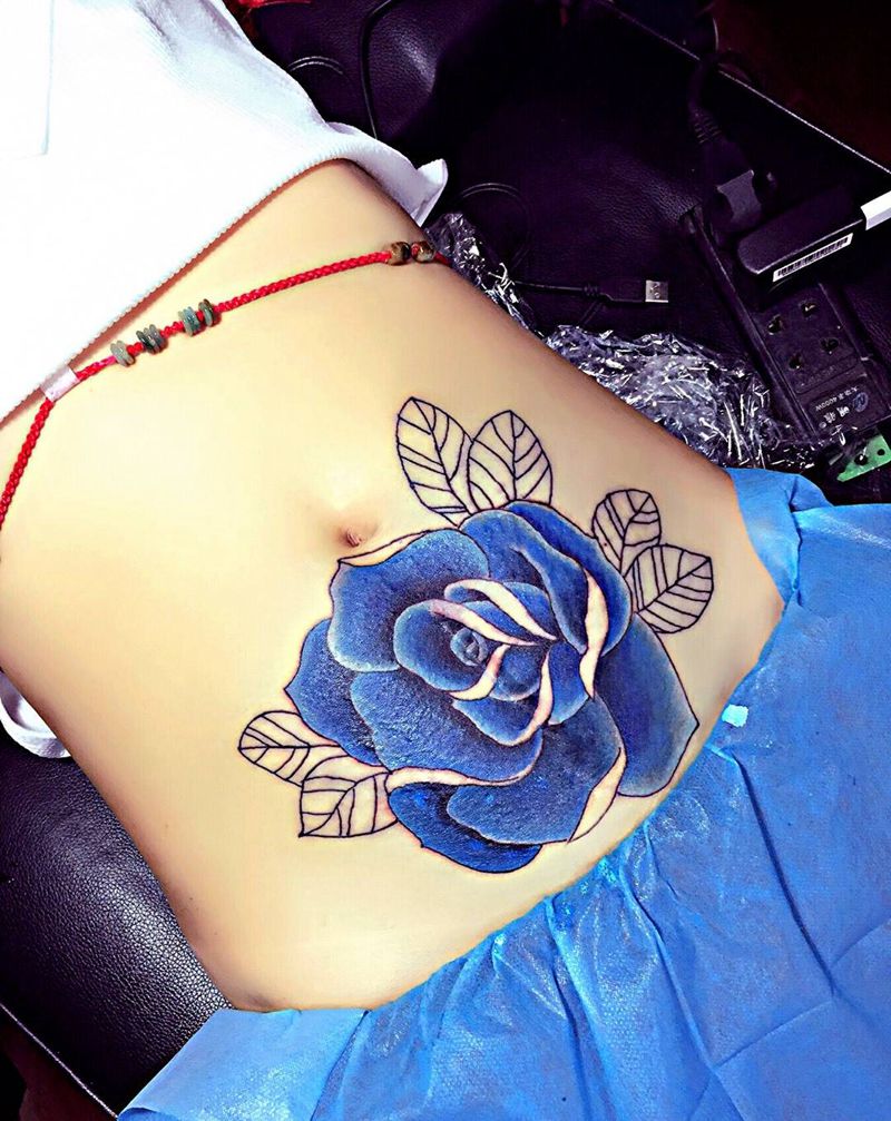 玫瑰遮盖疤痕纹身图片_成品腹部传统植物郑州纹身图案