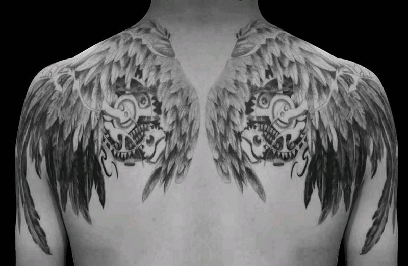 翅膀纹身图片_背部欧美写实纹身图案