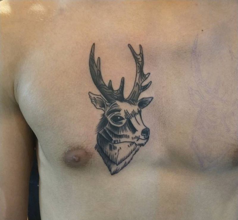 鹿纹身图片_胸部传统动物成品纹身图案