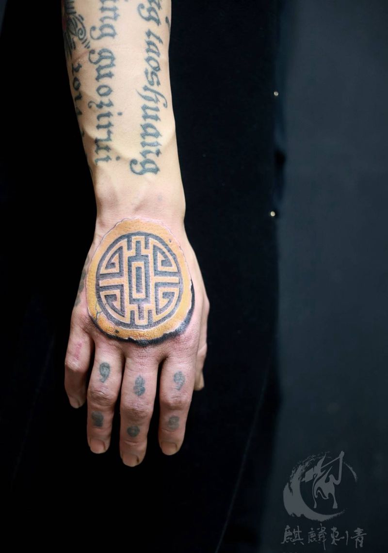 财 手面纹身纹身图片_成品手部传统字符彩色民族纹身图案