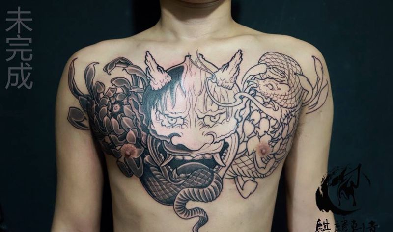 花胸纹身图片_胸部传统习俗动物宗教鬼神般若黑灰花卉菊花纹身图案