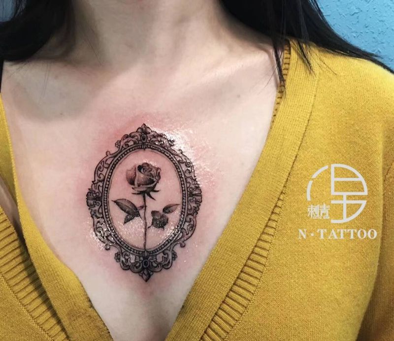 胸口玫瑰纹身图片_胸部欧美写实纹身图案