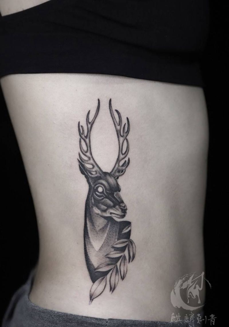 侧腰麋鹿纹身图片_腰部新传统麋鹿纹身图案