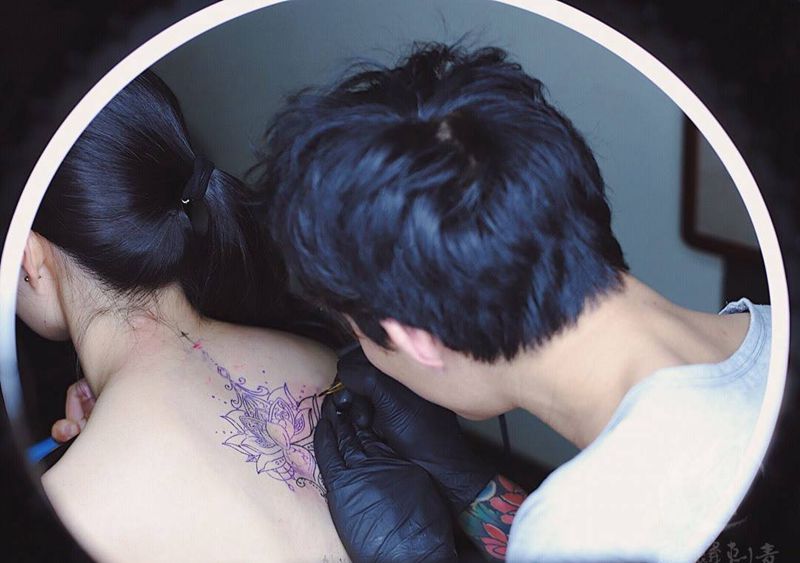 背部梵花纹身图片_成品背部传统清新简约线条黑灰静物纹身图案