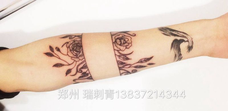 臂环纹身图片