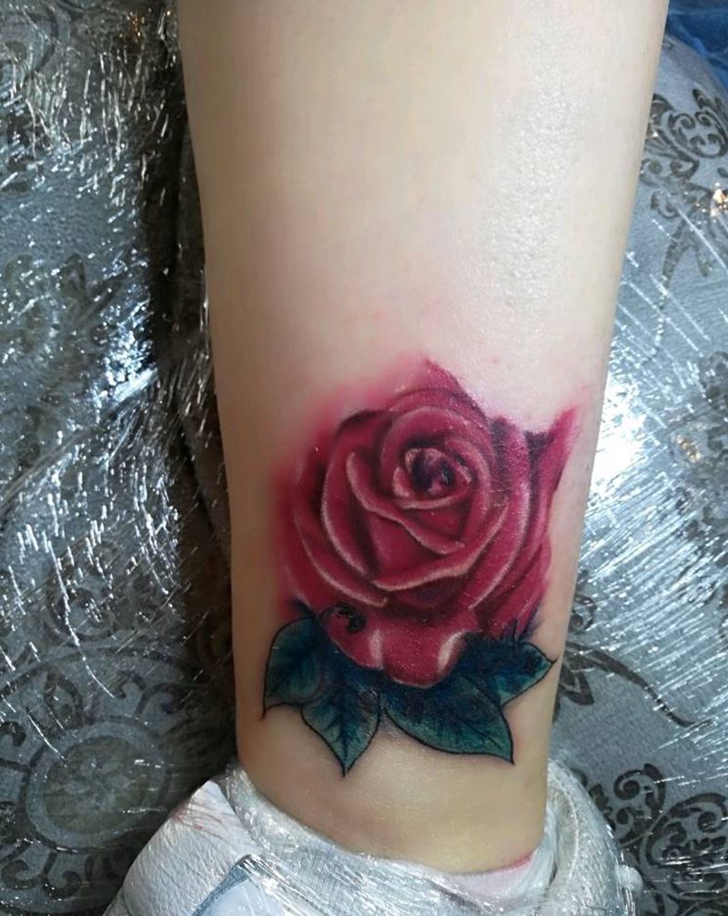 写实玫瑰纹身图片_腿部欧美写实水彩遮盖纹身图案