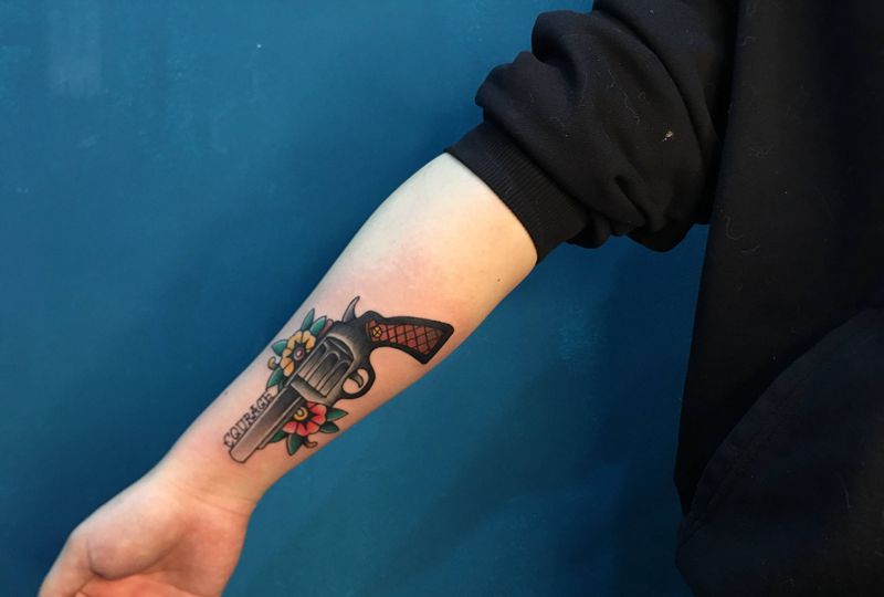 手枪纹身图片_手臂Old School纹身图案