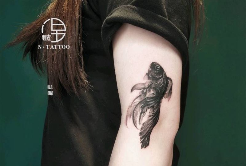 金鱼纹身图片_手臂水墨纹身图案