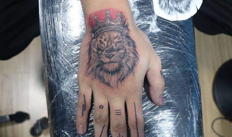 手背狮子纹身图片