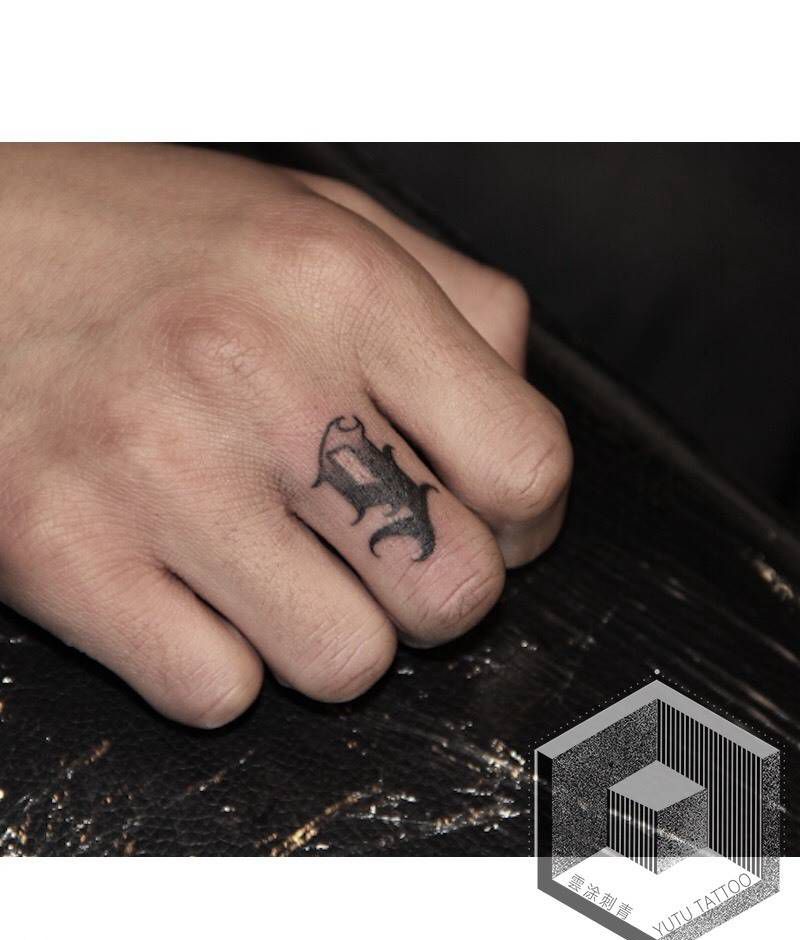 花体字G纹身图片_手部花体字Old School纹身图案