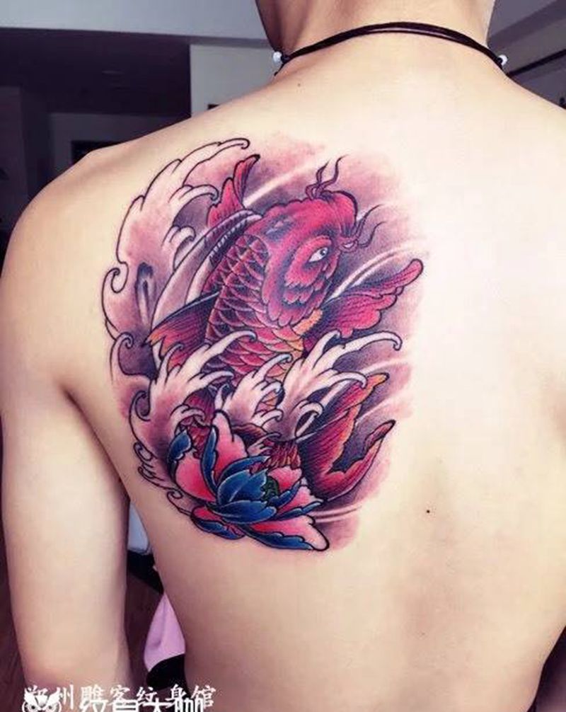 招财鱼纹身图片_成品背部传统动物郑州培训纹身图案