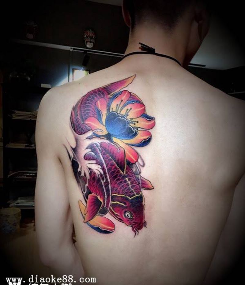 招财鱼纹身图片_成品背部传统动物郑州人体穿孔纹身图案