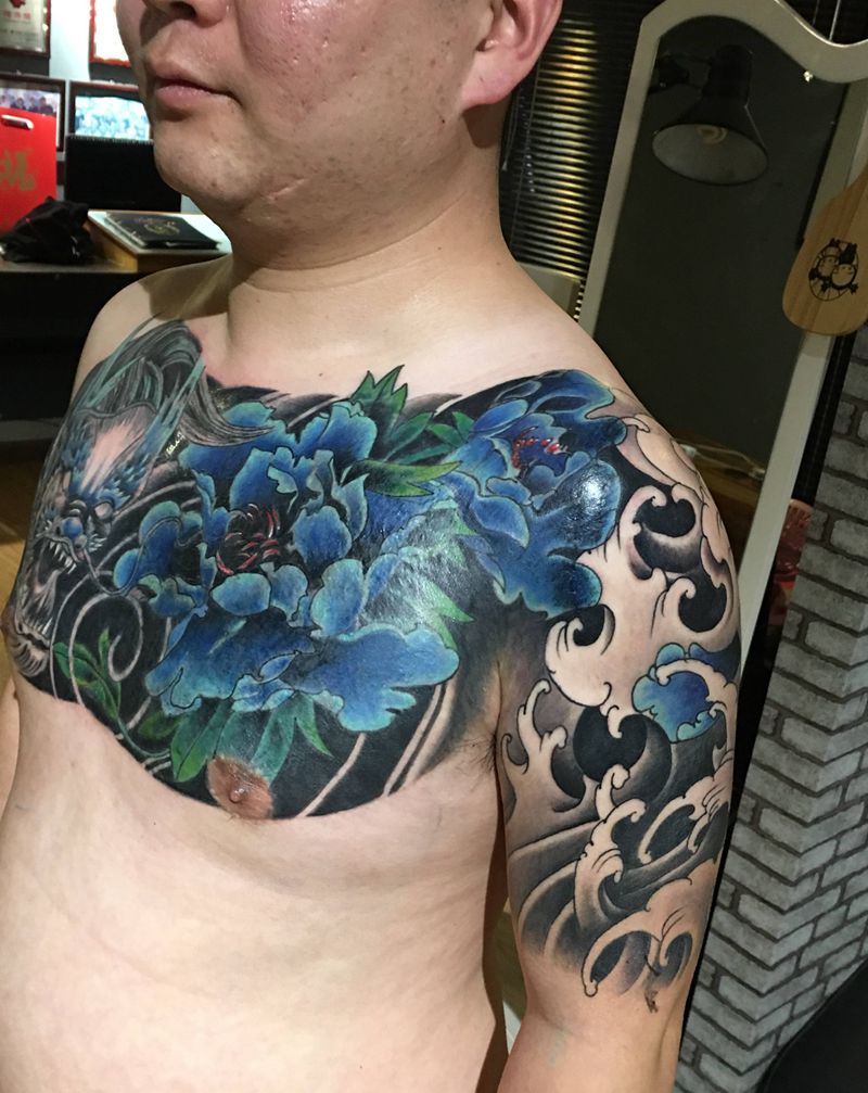 旧图遮盖纹身图片_胸部新传统纹身图案
