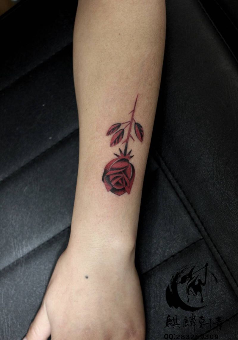 红玫瑰 遮盖疤痕纹身图片_成品遮盖欧美植物手臂简约纹身图案