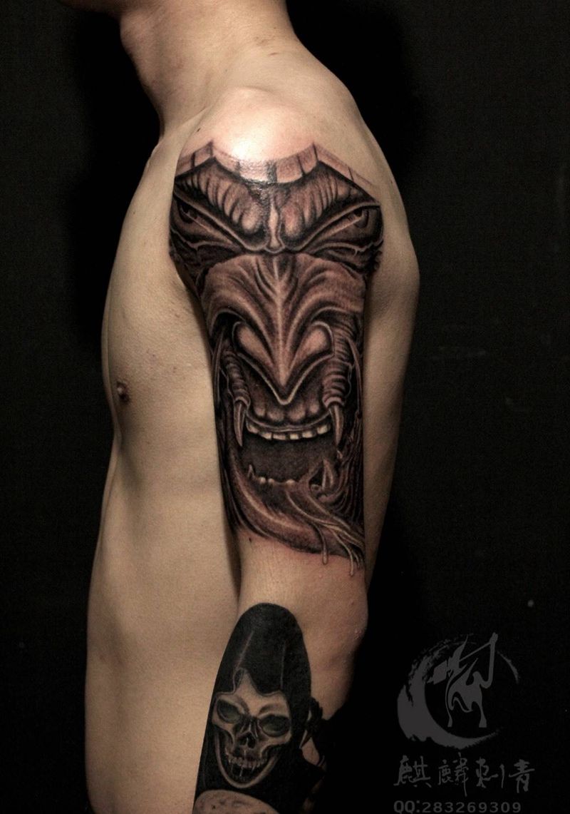 夏天必备单品,花臂纹身图片_成品手臂宗教鬼神黑灰纹身图案