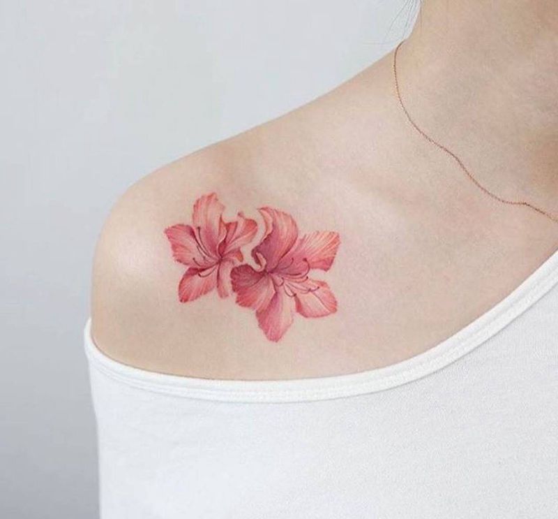 肩花欣赏纹身图片_成品肩部清新植物彩色花卉黑灰纹身图案