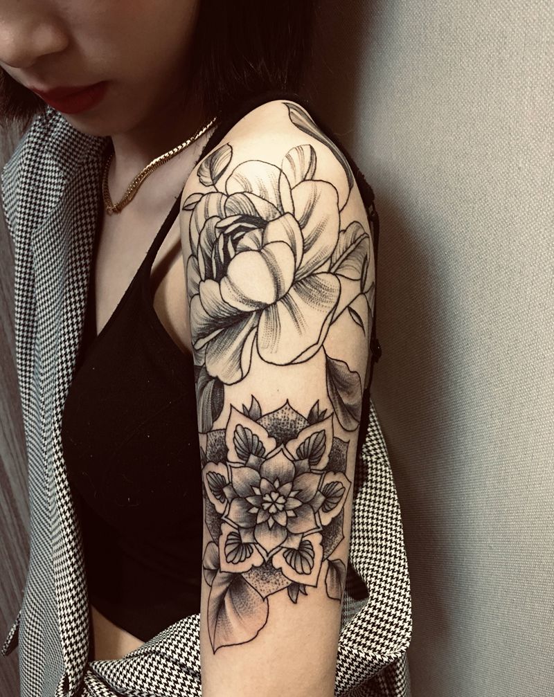 曼陀罗素花纹身图片_手臂肩部点刺纹身图案