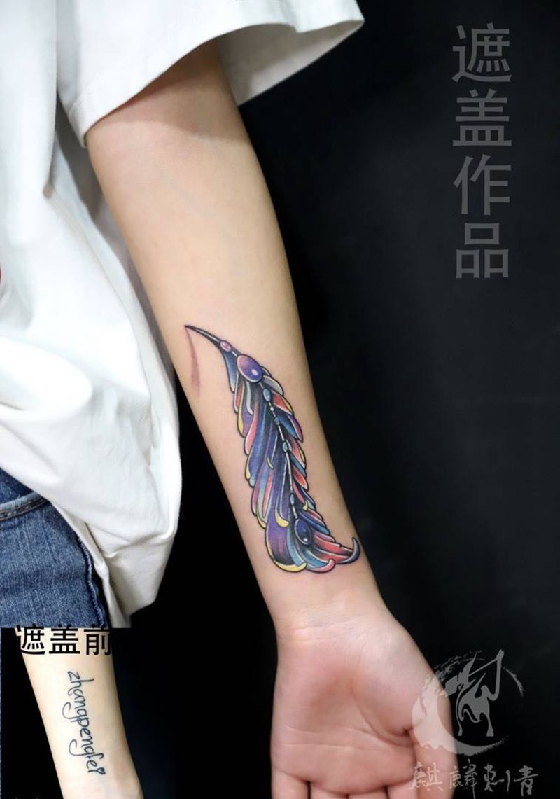 羽毛遮盖英文纹身图片_手臂羽毛彩色遮盖纹身图案
