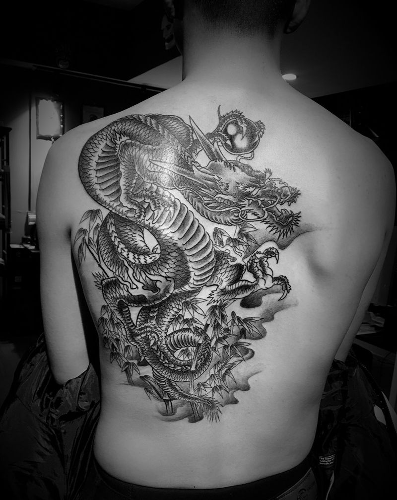 龙纹身图片_背部老传统纹身图案