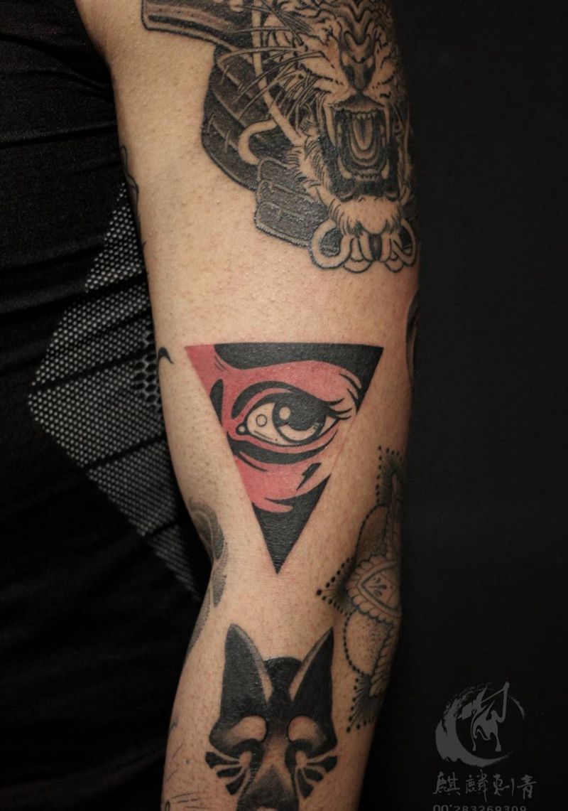 几何眼睛纹身图片_成品手臂背部欧美几何彩色纹身图案