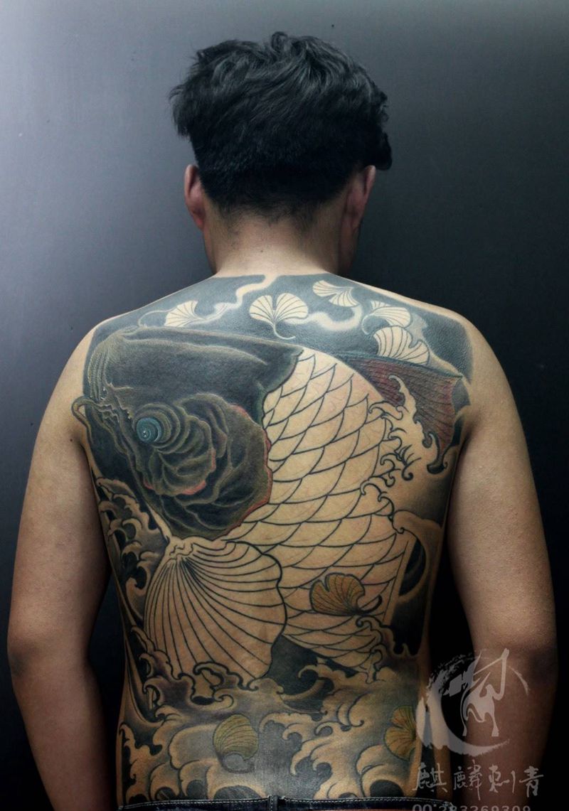 全程麻药鱼纹身图片_背部传统动物锦鲤日式民族彩色纹身图案