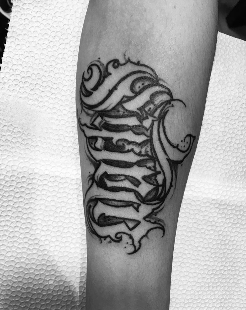 花体英文纹身图片_手臂花体字纹身图案