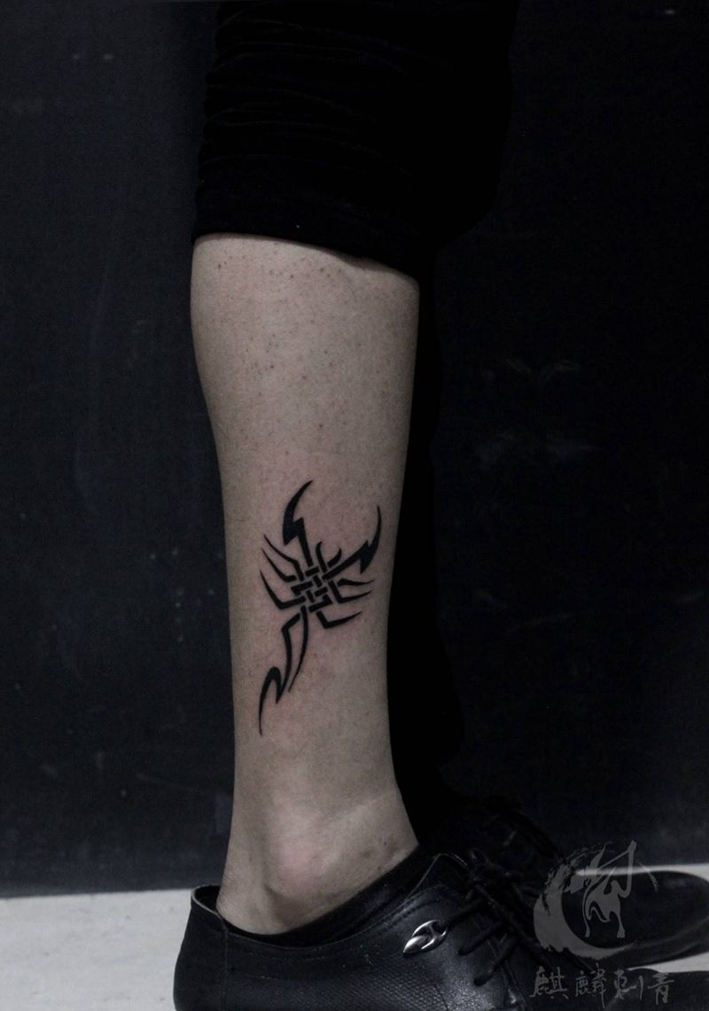 小腿图腾纹身图片_成品腿部传统图腾黑灰简约纹身图案