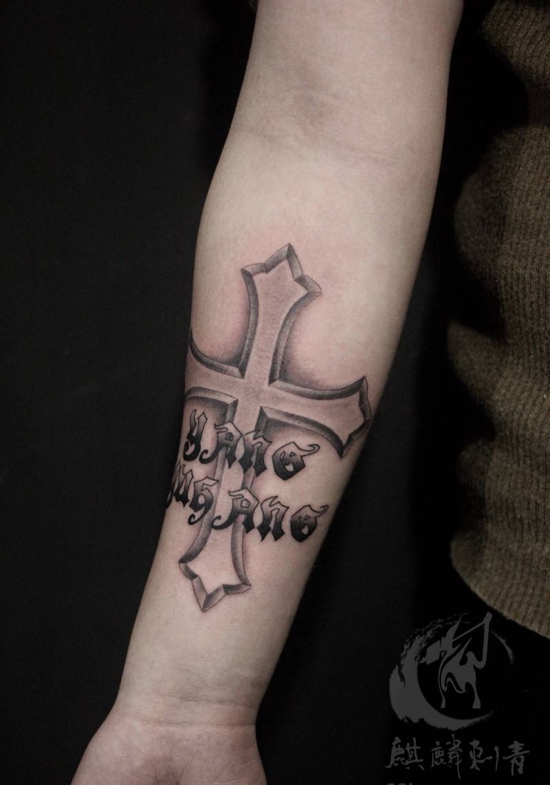 哥特体+十字架纹身图片_成品手臂清新欧美字符简约黑灰英文纹身图案