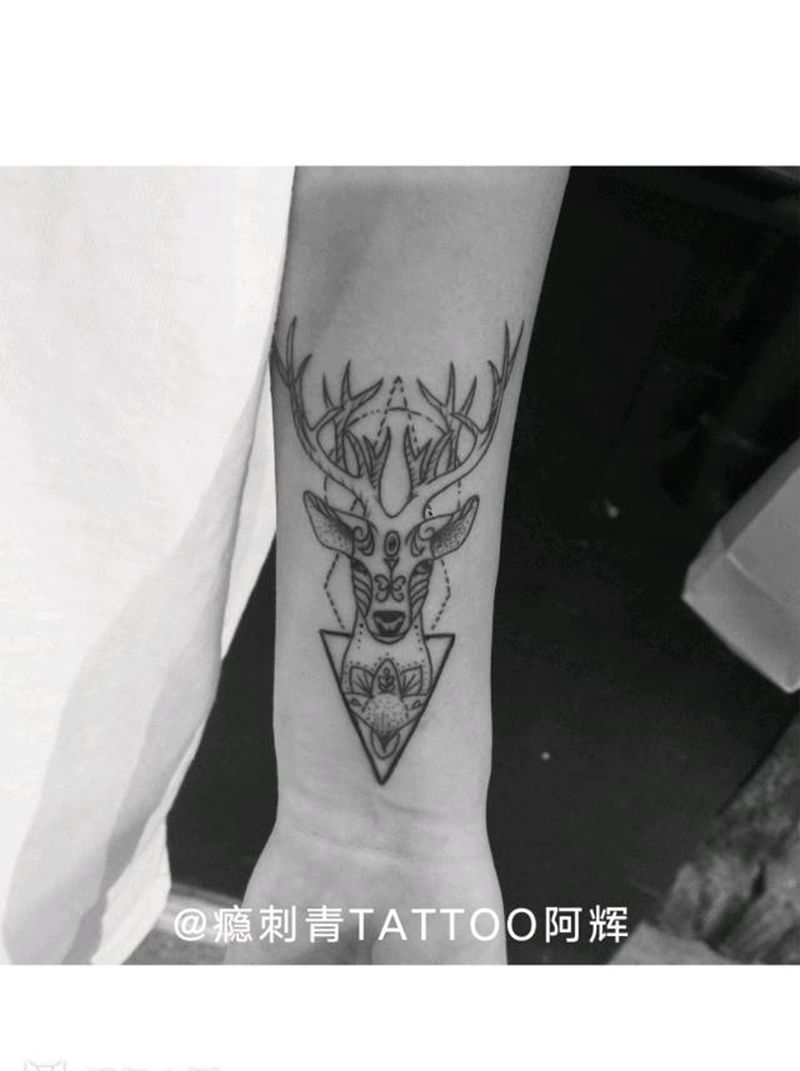 鹿纹身图片_手臂动物纹身图案