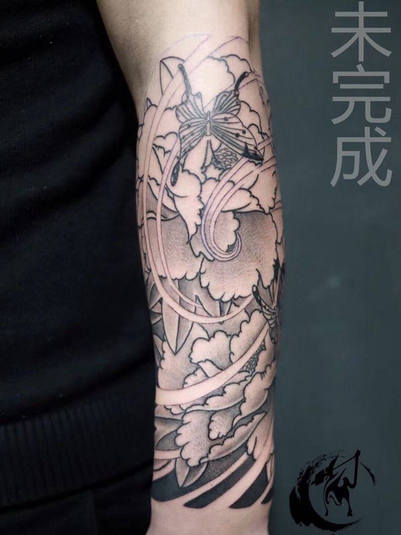 牡丹包小臂纹身图片_成品手臂传统植物黑灰纹身图案