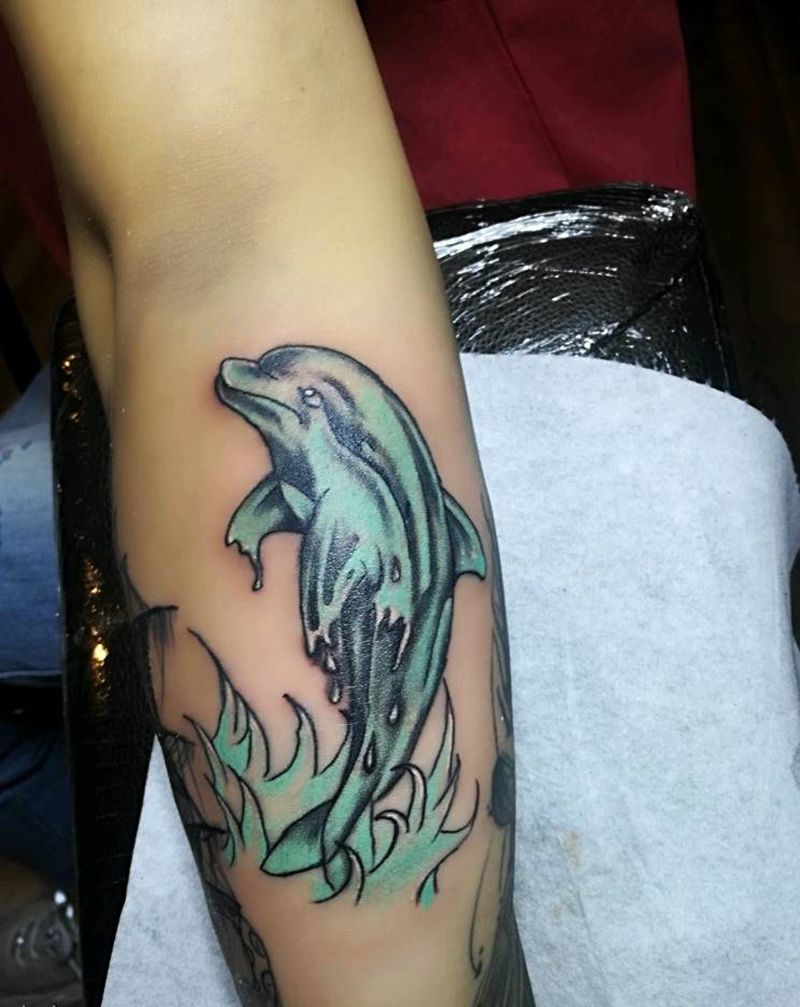 海豚纹身图片_手臂水彩New School纹身图案