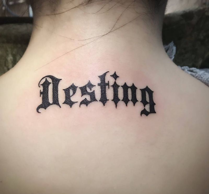 后颈字母纹身图片