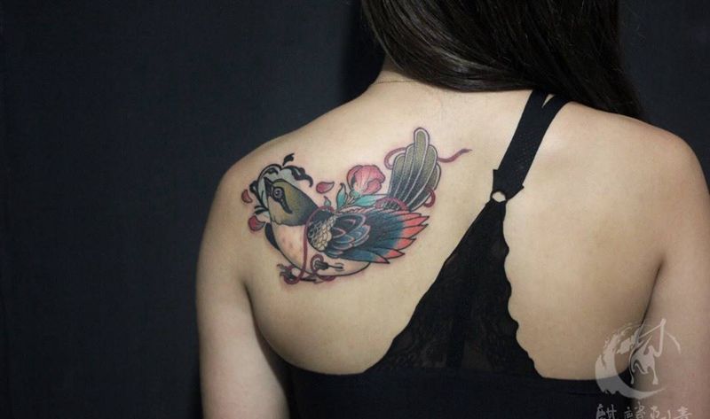 鸟纹身图片_成品背部传统动物清新彩色纹身图案