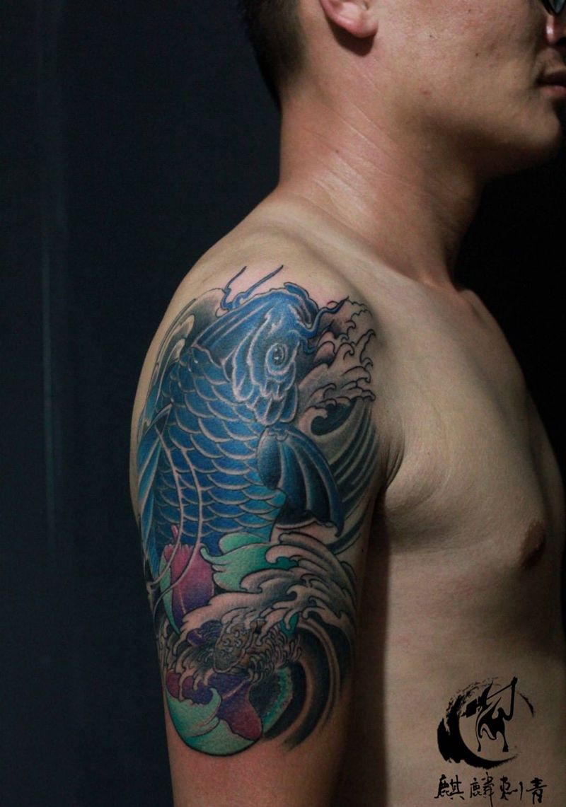 锦鲤纹身图片_成品手臂传统动物彩色锦鲤鱼纹身图案