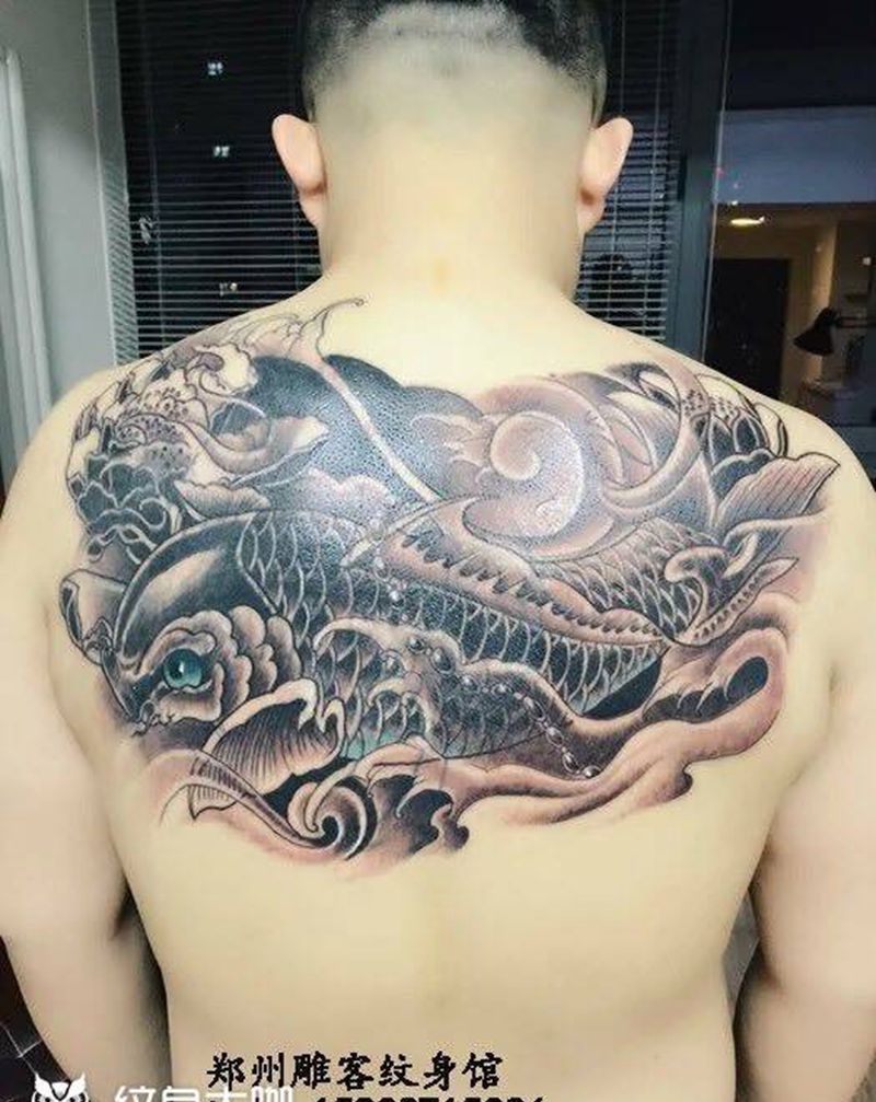 招财鱼纹身图片_成品背部传统动物郑州纹身图案