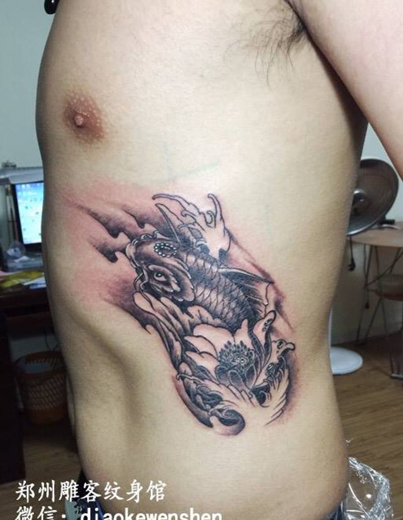 鱼纹身图片_成品腹部传统动物郑州纹身图案
