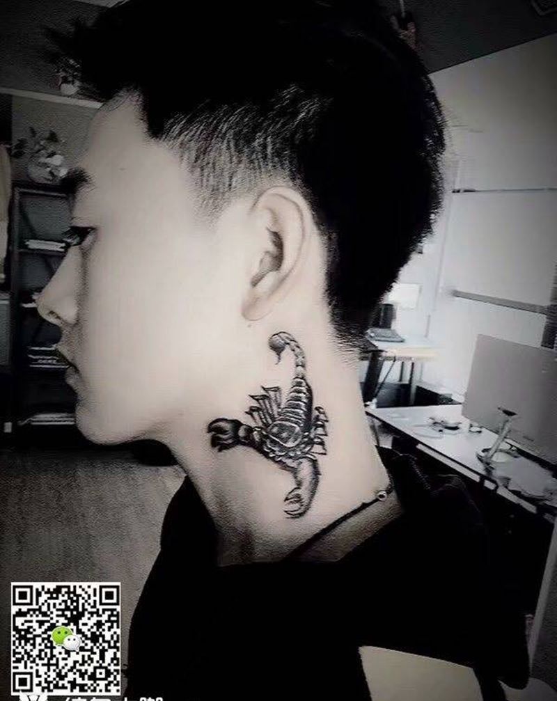 蝎子纹身图片_颈部老传统纹身图案
