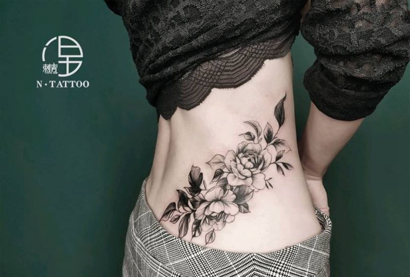 素花纹身图片_腰部点刺纹身图案