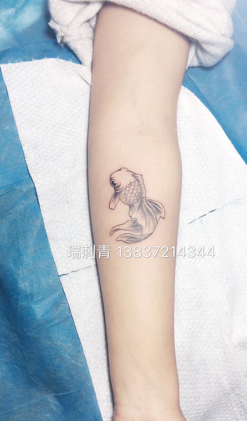小金鱼纹身图片