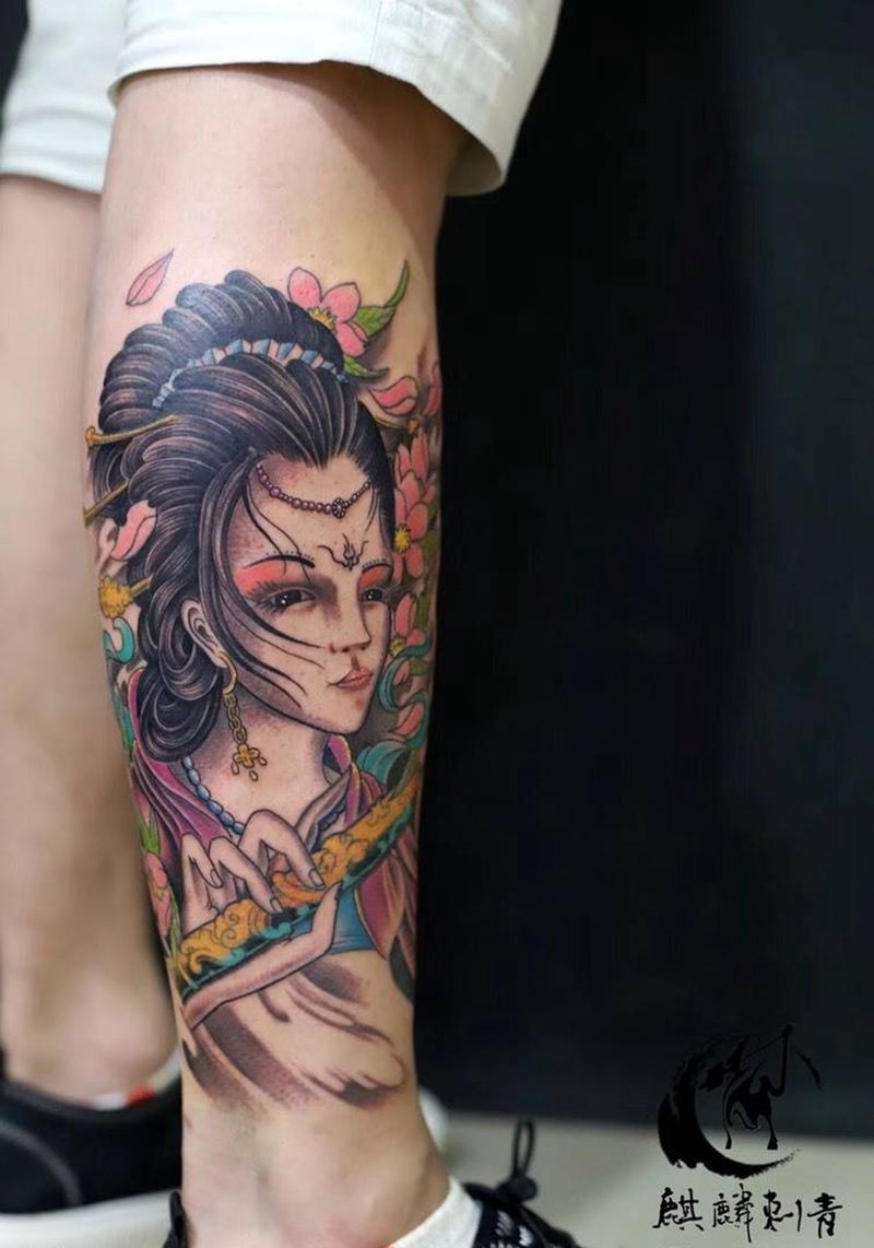 小腿艺妓纹身图片_成品腿部传统人物彩色艺妓纹身图案