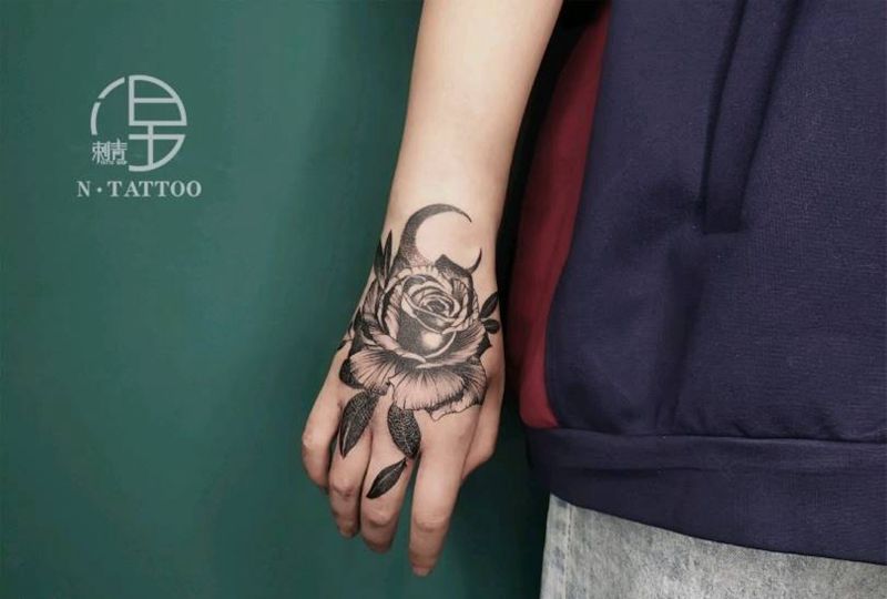 玫瑰花纹身图片_手部Old School点刺纹身图案