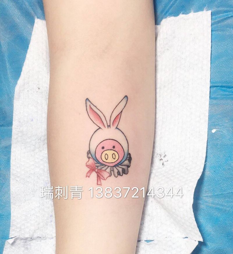 带着兔子帽子的小猪猪纹身图片